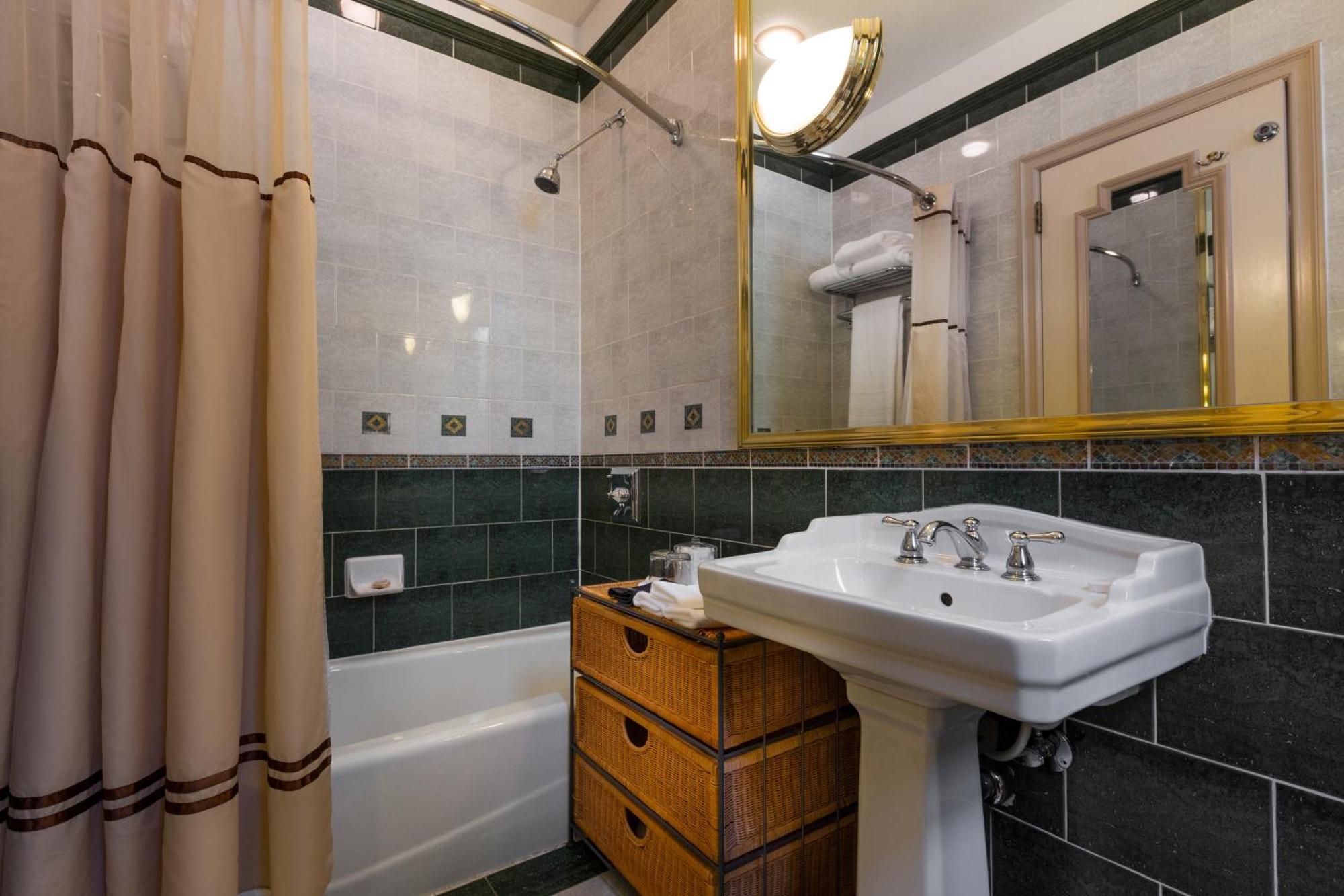 Minisuite with 2 beds,664151655:JPEG